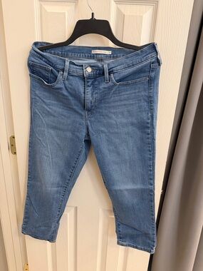 Levi's Women's Cropped Ankle Jeans in Medium Blue